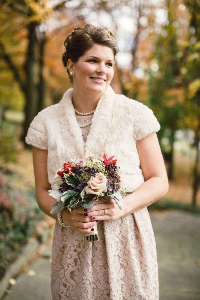 rochie bej cu aspect de dantelă și vesta de blană rochie-domnisoare-de-onoare-toamna-nunta-bej-rochie-bej-blana-vesta