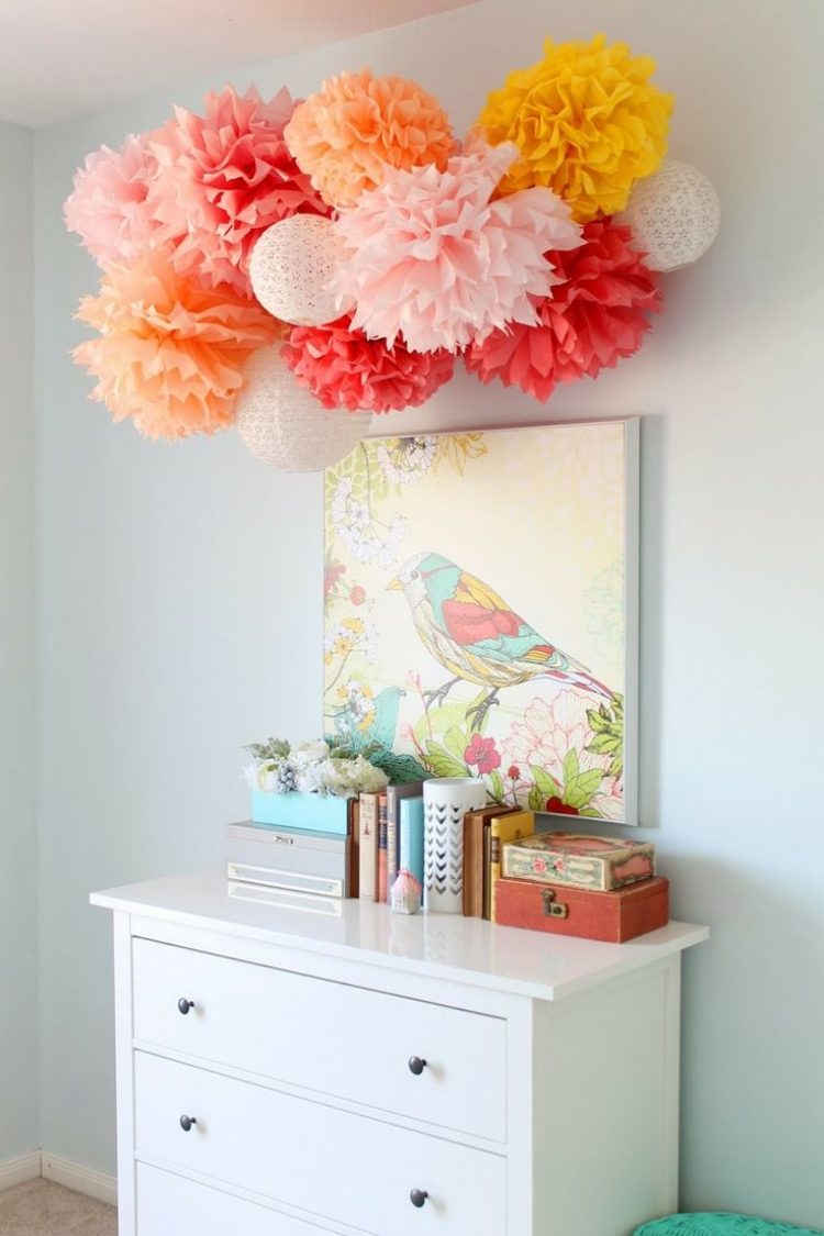 pompe frumoase în culori plăcute de corali și o imagine cu o pasăre camera copiilor-pasari-poza-pompoane-deco-comoda-albe