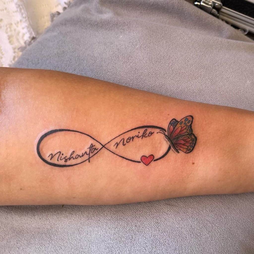 Sinal de infinito como uma tatuagem de família 2