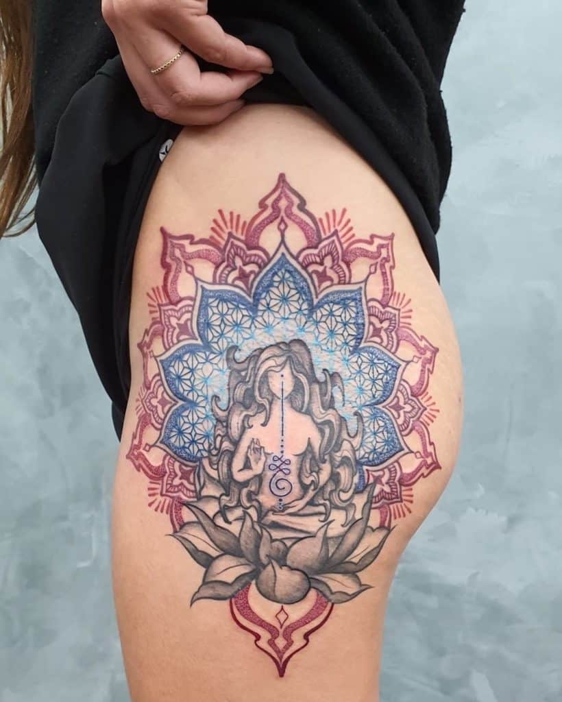 Perna & amp colorida; Tatuagem de Buda na coxa para a paz