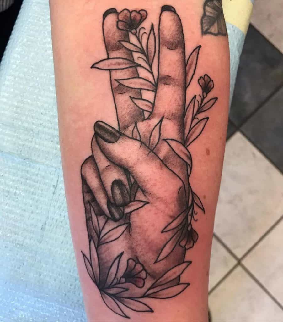 Paz mostrando a ideia de tatuagem de dedo