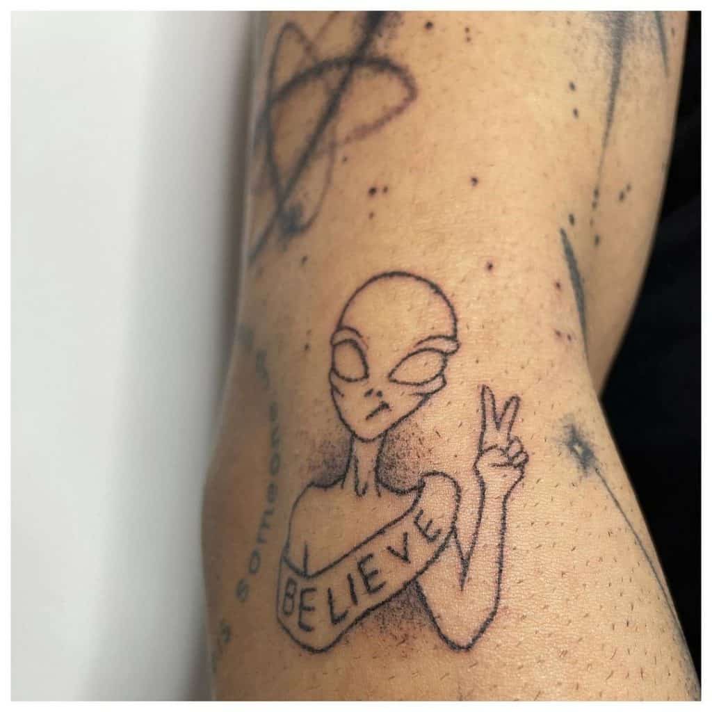 Tatuagem alienígena que significa paz