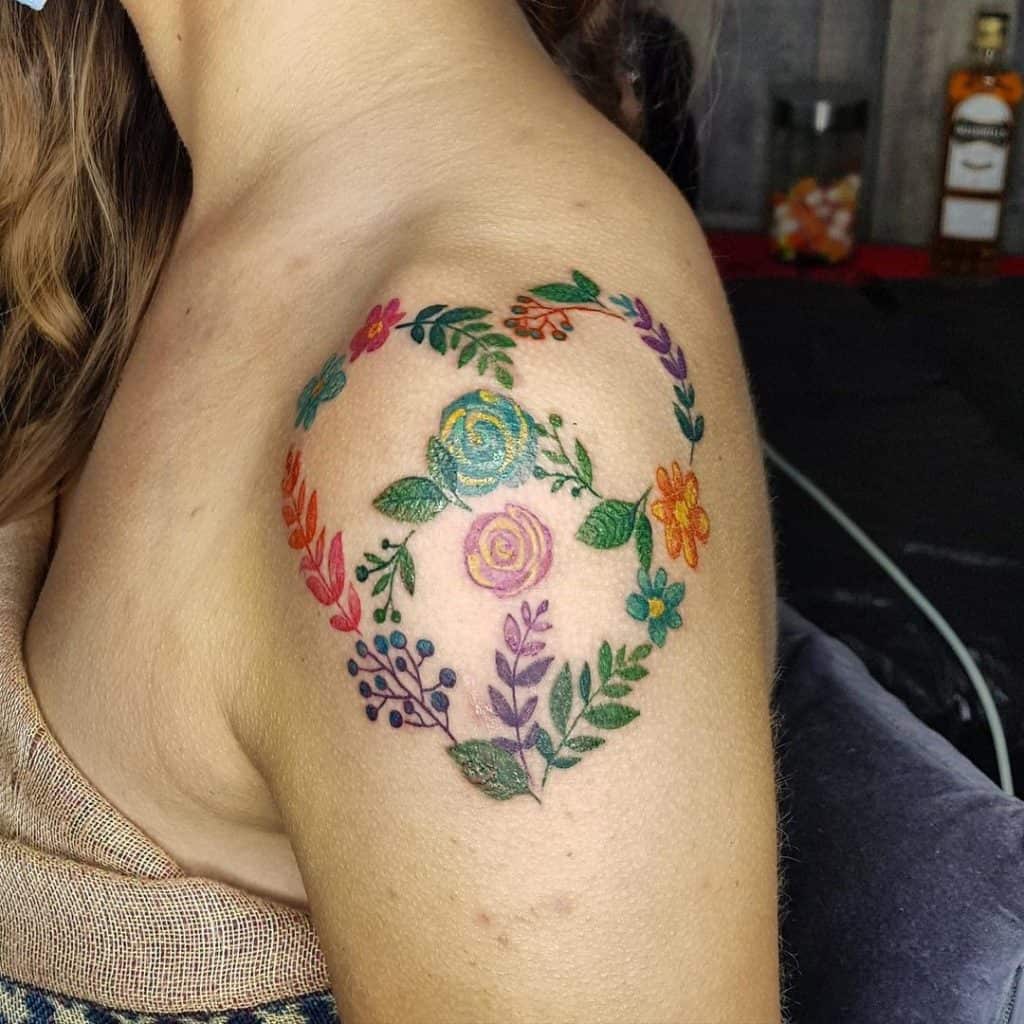 Tatuagem de símbolo de paz floral no ombro