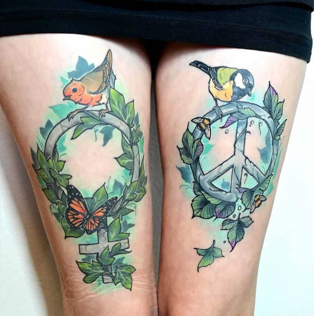 Tinta colorida do símbolo da paz para a coxa