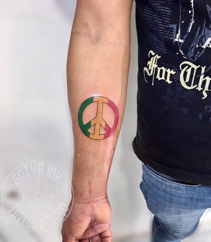 Tatuagem de antebraço brilhante inspirado na paz