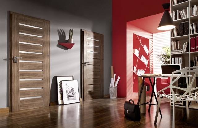apartament modern usi interioare din lemn decupaje sticla inguste perete rosu apartament-modern-usi-interioare-din-lemn-decupaje-sticla-inguste-perete-rosu