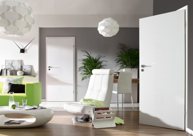 usi interioare moderne fante deco albe camera de zi modern-interior-usi-albe-deco-sloturi-living