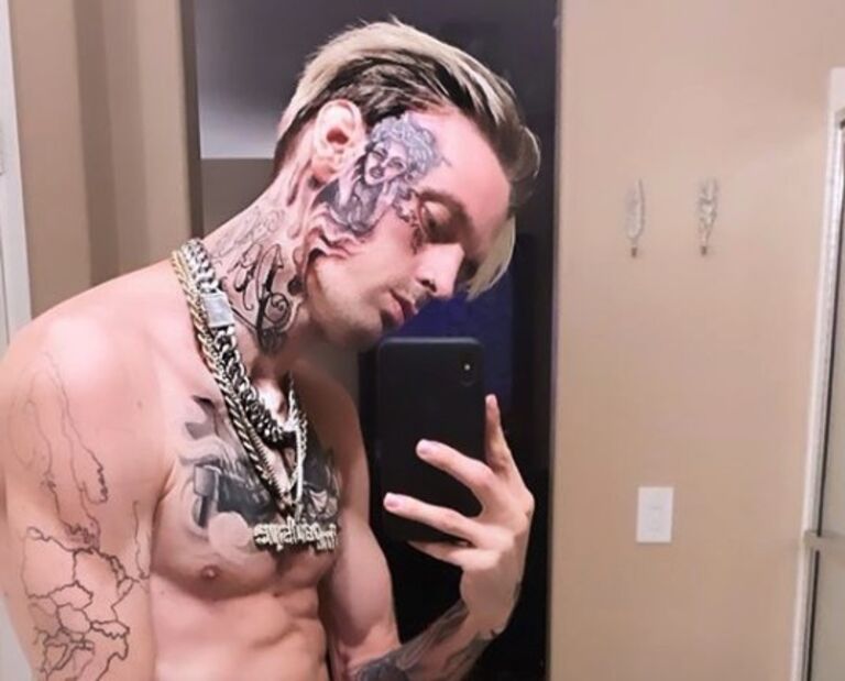 Įžymybės su akių tatuiruote