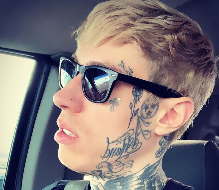 Įžymybės su akių tatuiruote