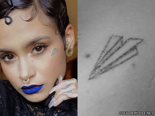 kehlani-popierius-lėktuvas-veido-tatuiruotė