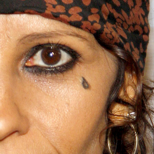 linda-perry-ašaros-veido-tatuiruotė