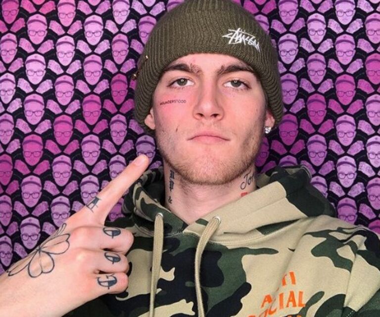 Įžymybės su akių tatuiruote