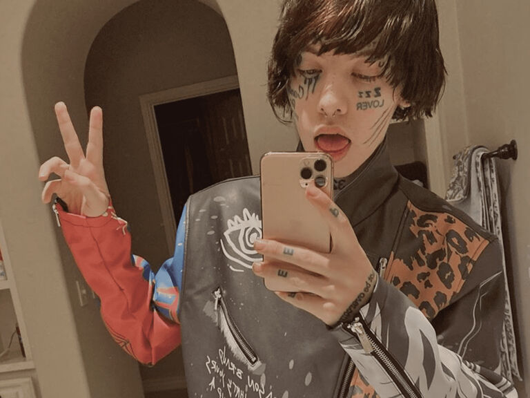 Įžymybės su akių tatuiruote