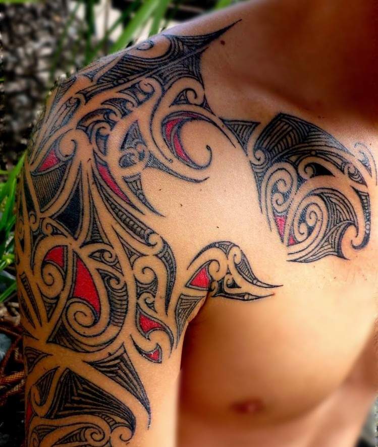 Tatuaj maori pe braț și piept cu accente roșii Brațul superior tatuaj tribal manieră-accente tribale-umăr-piept-roșu