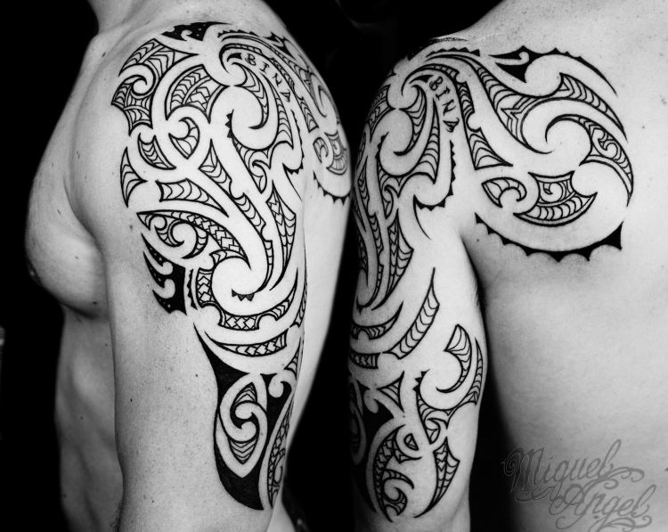Tatuaj tribal pe braț și spate Tatuajul tribal al brațului superior, inspirat din culturi polineziene