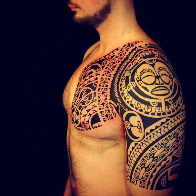 Tatuaje-brațe-bărbați-motive-tribale-mască-maori-aztecă