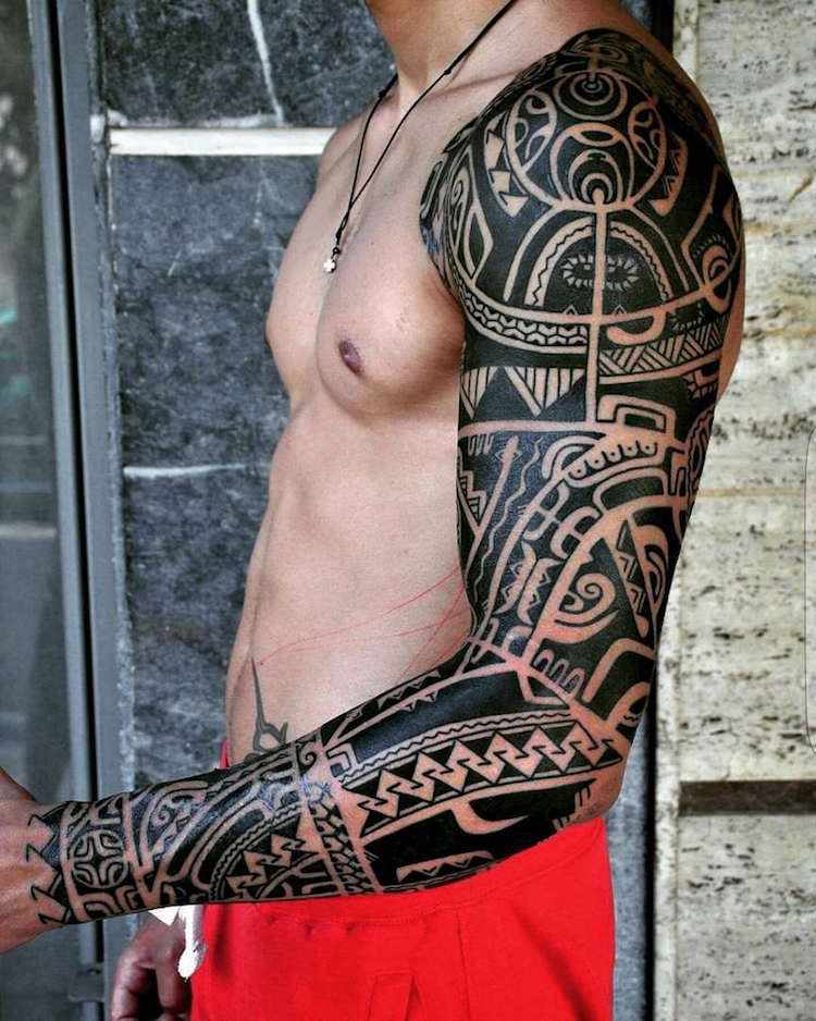Tatuaje-brațe-bărbați-motive-tribale-negre-azteci