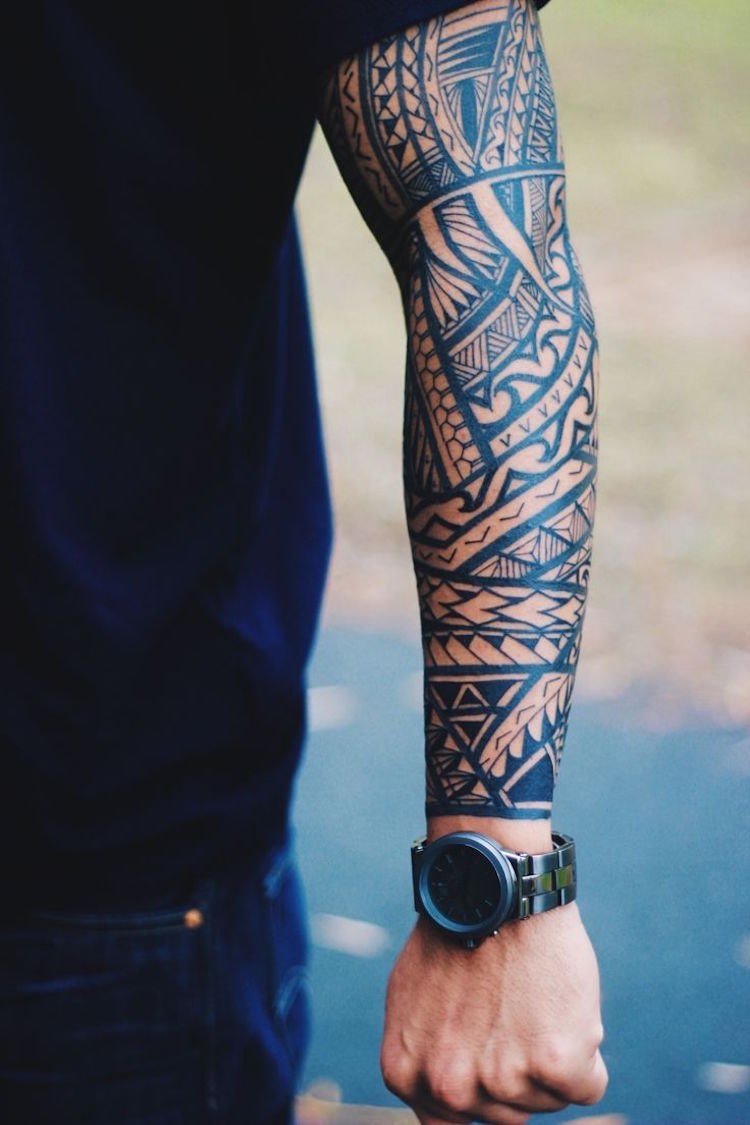 Braț superior-tatuaj-bărbați-motive-tribale-braț-masculin