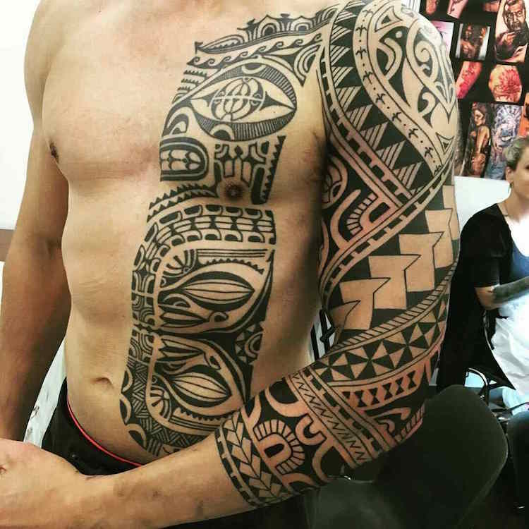 Braț superior-tatuaj-bărbați-motive-tribale-negru-corp superior