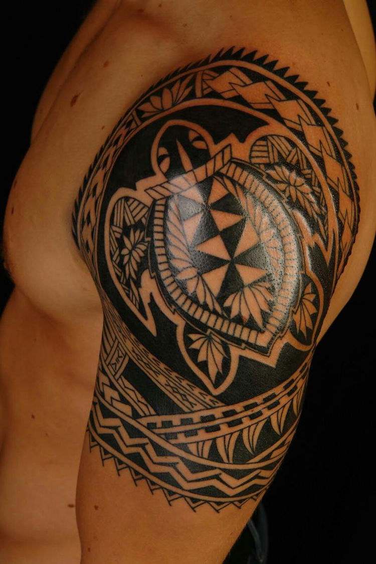 Tatuaj braț superior bărbați motive tribale broască țestoasă