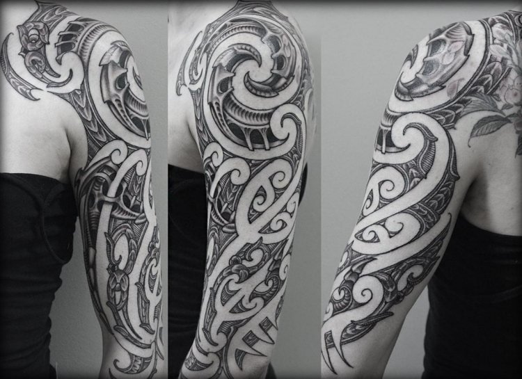 Tatuaj tribal pe brațul potrivit pentru femei Braț superior tatuaj femeie design tribal motive maori