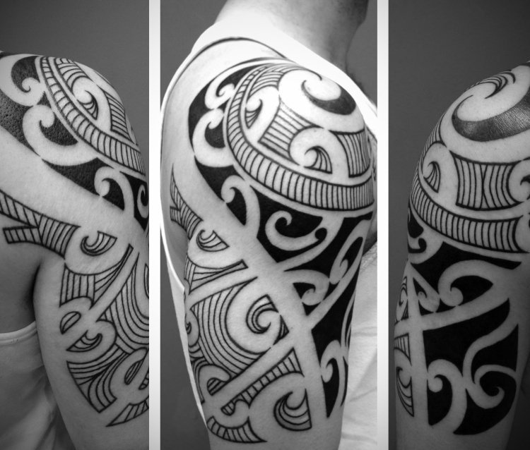 Tatuaj tribal al brațului superior cu umplutură neagră și linii dungate Tatuajul tribal al brațului superior se umplu cu dungi