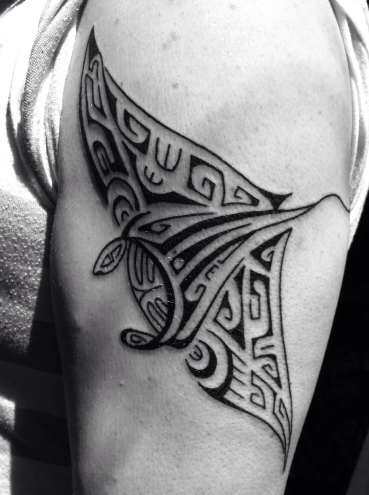 Tatuaj tribal pe brațul superior cu pește manta pentru bărbați Mod de tatuaj-tribal-manta-pește brațul superior