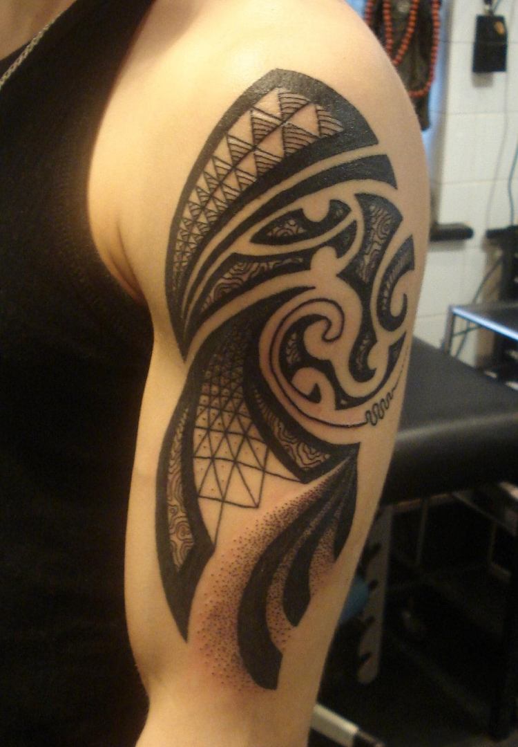 Tatuaj tribal pentru bărbați pe brațul superior Tatuaj braț superior manieră-motiv tribal-umbră-geometric