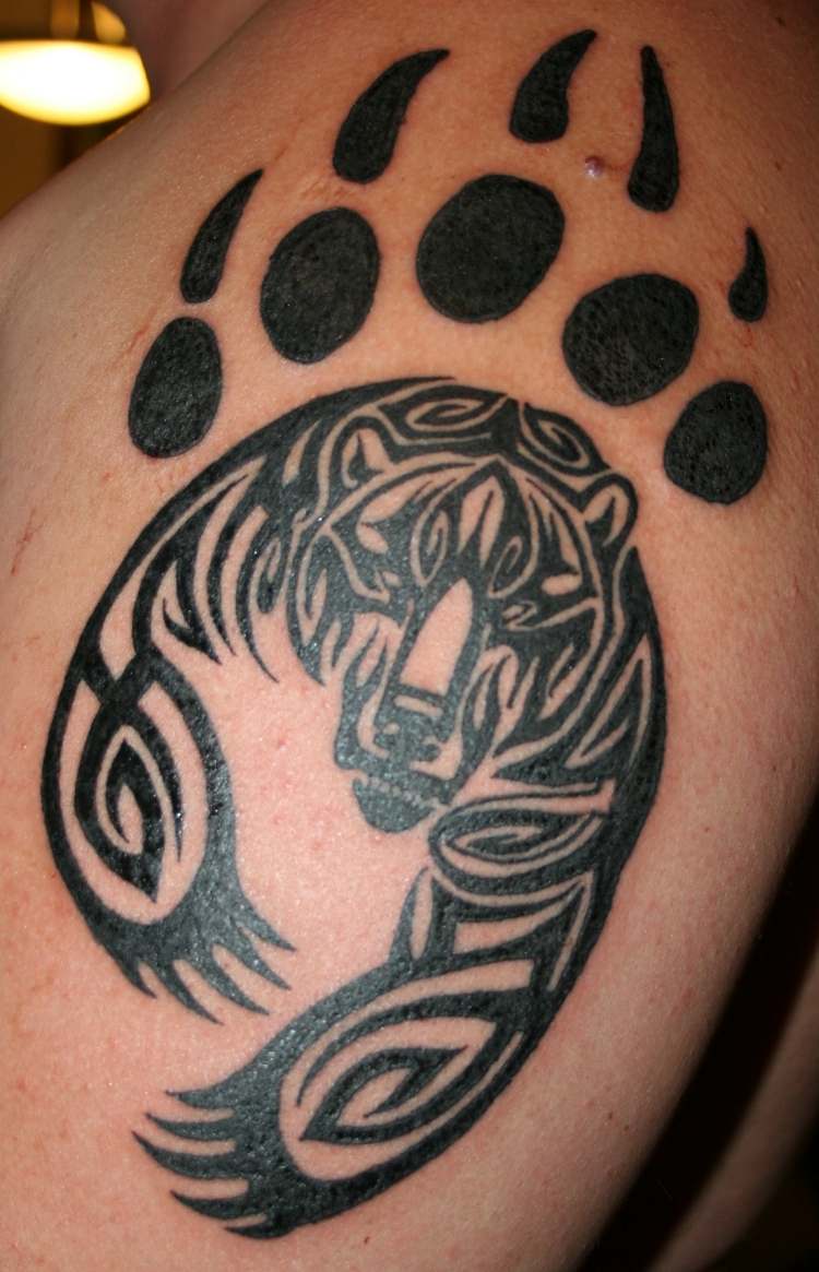 Tatuaj tribal cu urs și gheare Tatuaj braț superior manieră tribală - urs-labă-gheare