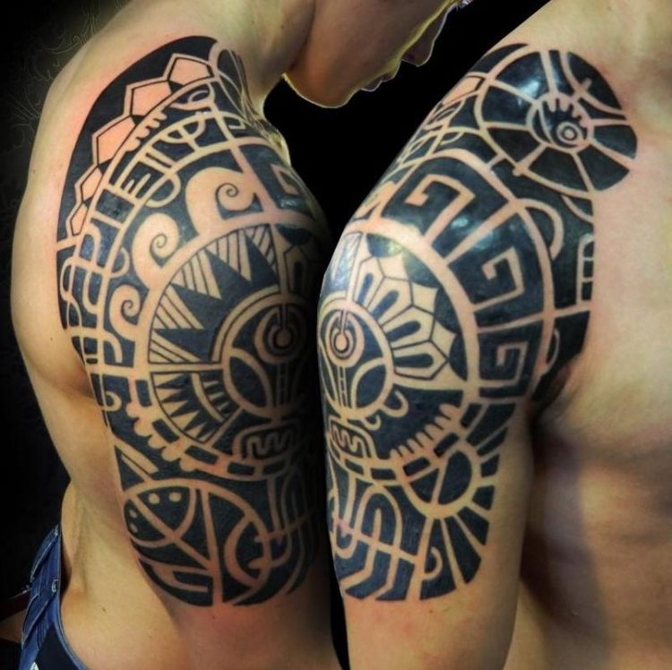 Tatuaje maori pe braț și spate Tatuaje-braț-manieră-motive-tribale-soare-maori