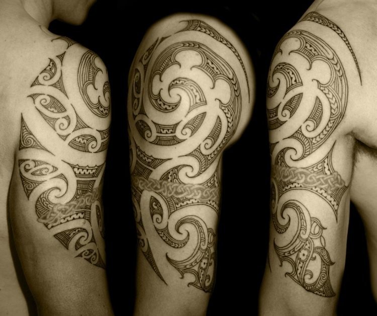 Tatuaj cu panglică celtică cu motive tribale maori Overarm-tattoo-manner-tribal-celtic-ribbon-overerstitch