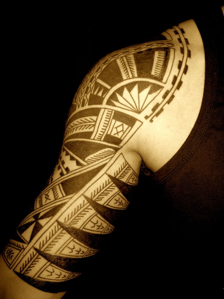 Modele de tatuaje maori pentru brațul superior pentru bărbați Tatuajul brațului superior manieră motive tribale care înseamnă linii