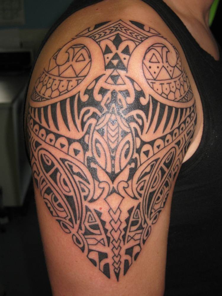 Țestoasele sunt adesea văzute pe tatuajele maori Tatuaj braț superior manieră tribală maori broaște țestoase dinți de rechin