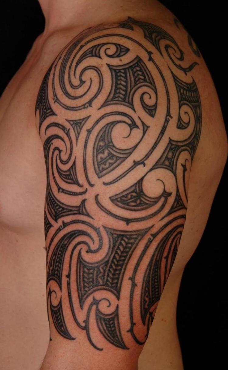 Tatuaj maori pentru bărbați pe brațul superior Tatuaj braț superior manieră-tribal-celtic-maori