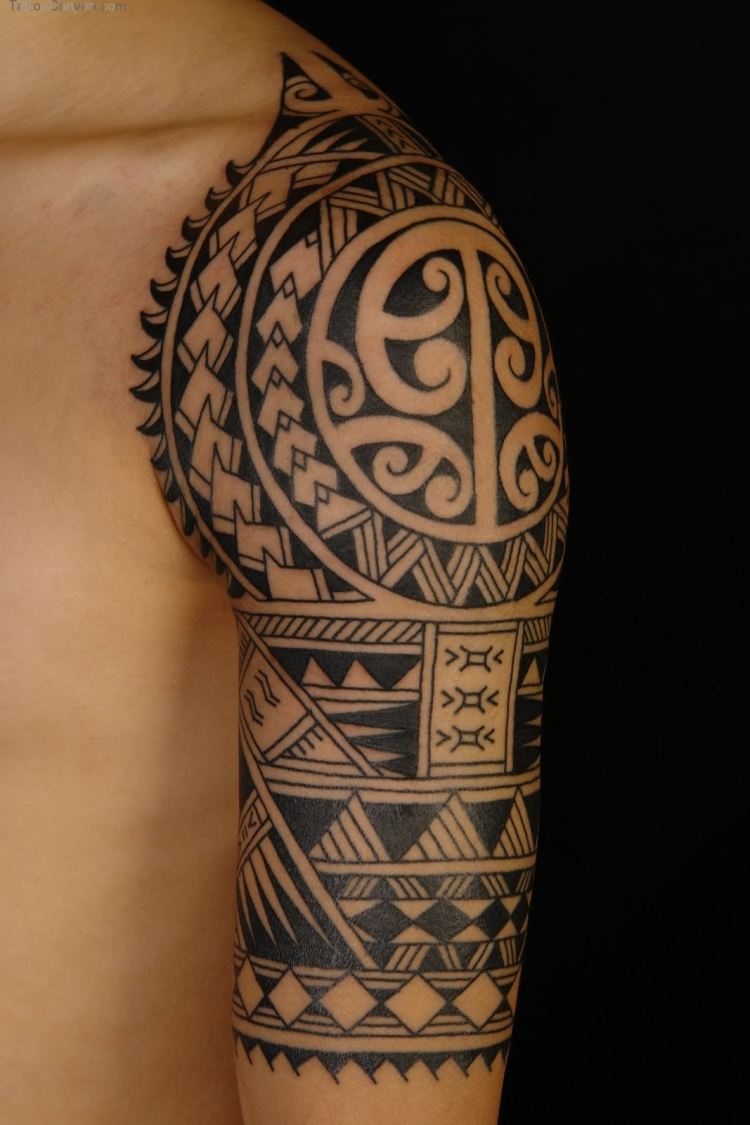 Motive maori cu semnificație importantă - vârfuri de lance Tatuaj braț superior manieră tribală maori motive semnificație