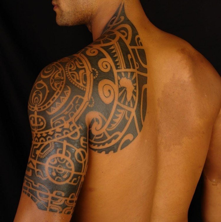 au gravate diverse motive din cultura maori Tatuaj braț superior manieră-tribal-maori-spate