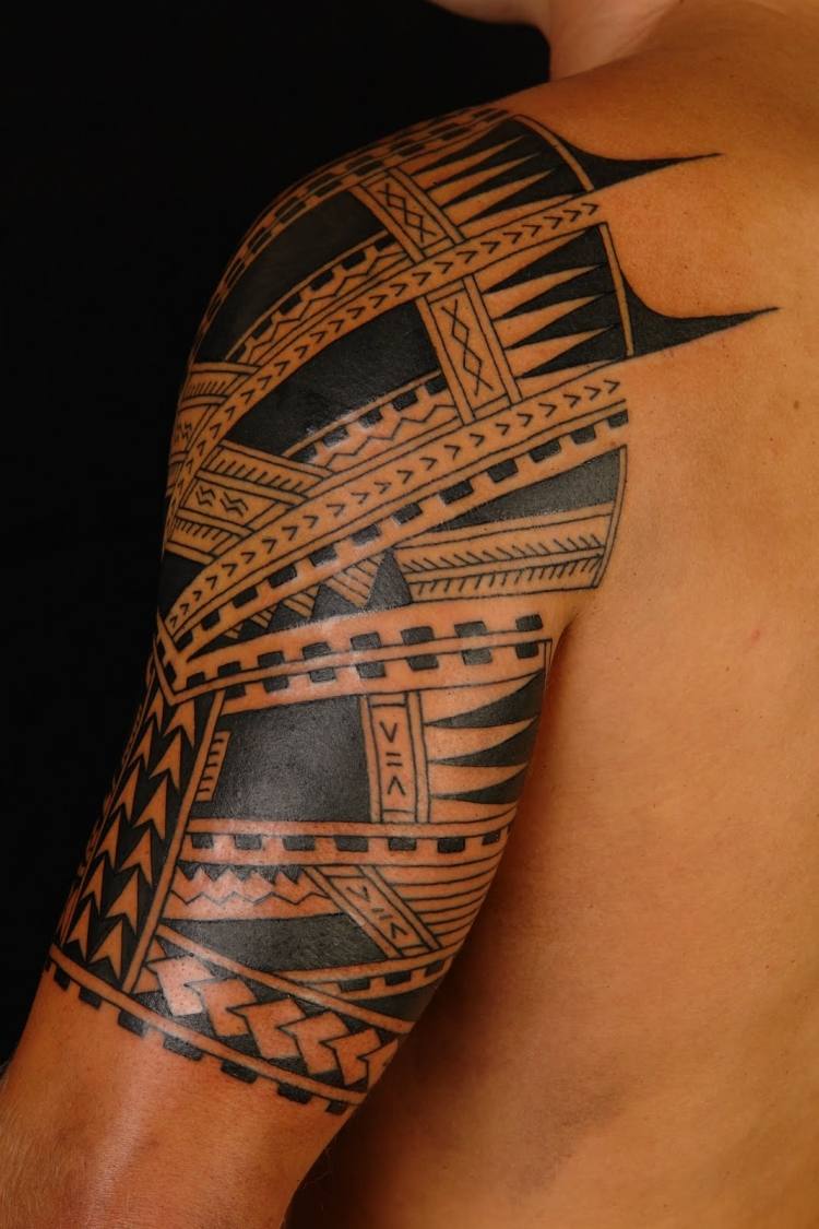 Tatuaj maori pentru bărbați cu forme geometrice Tatuajul brațului superior manieră-forme-geometrice-săgeți-maori-tribale