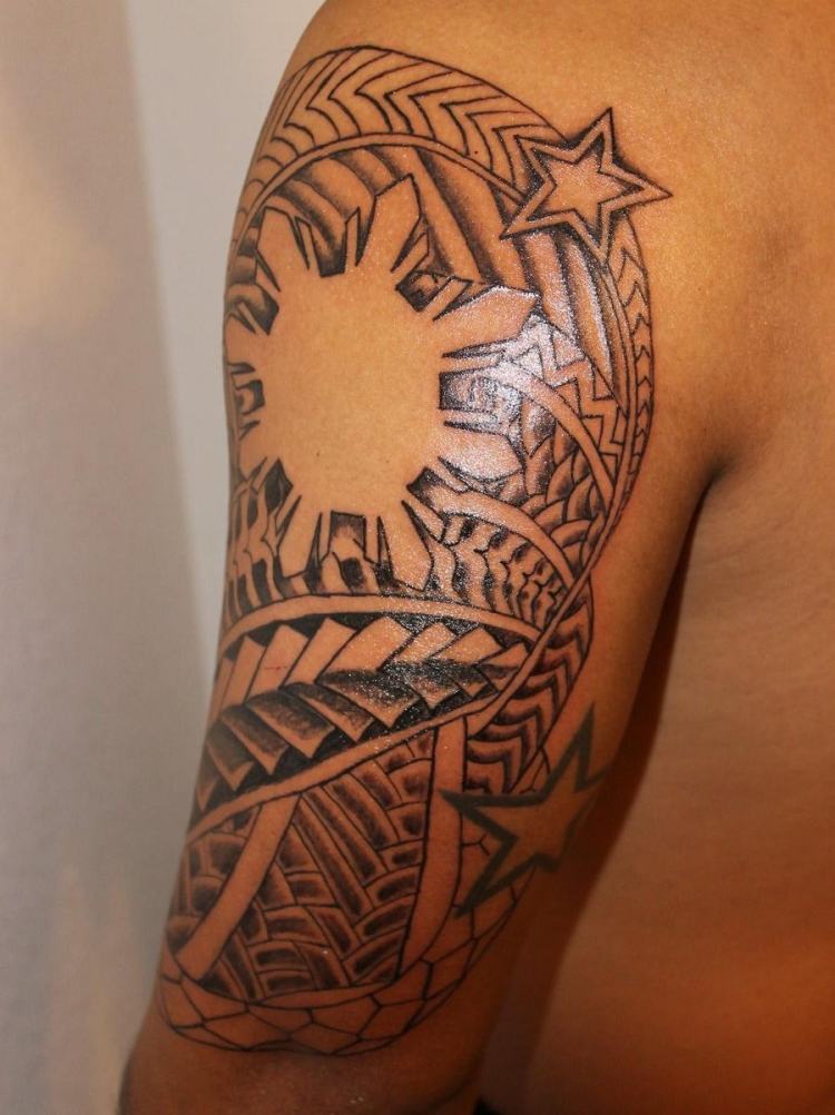Soare și stele într-un design de tatuaj maori Tatuaj pe brațul superior manieră motiv tribal soare stea