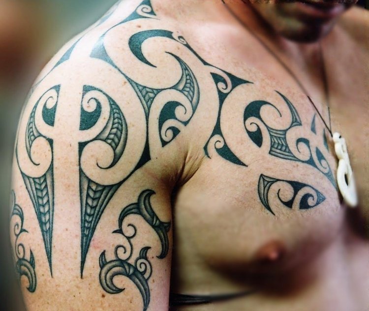 Motiv de tatuaj maori pe braț și piept Braț superior-tatuaj-manieră-tribal-sân-maori