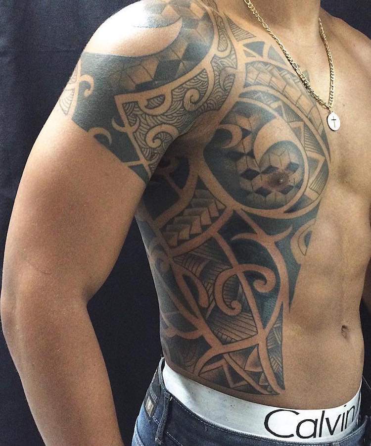 Tatuaj braț superior bărbați motive tribale ornamente corp superior