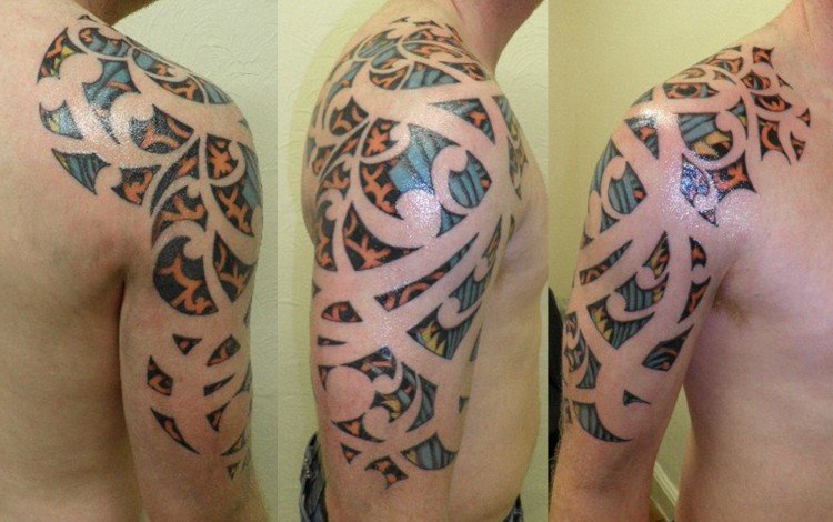 Tatuaj tribal pe braț cu detalii portocalii și albastre Tatuaj brat manier tribal portocaliu culoare albastru