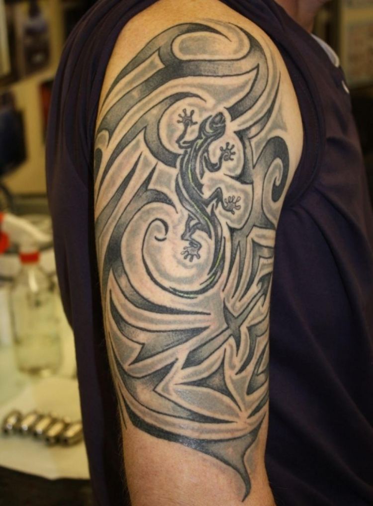 Gecko și motive tribale cu umbre pe brațul superior Tatuaj brat manier tribal maori gecko umbra