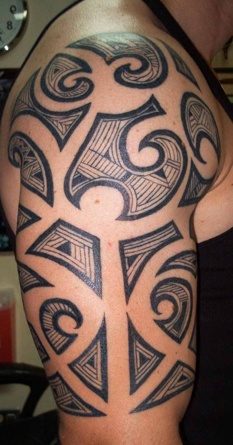Motive tribale maori cu linii diferite Tatuajul brațului superior manieră-tribal-umplând-linii negre
