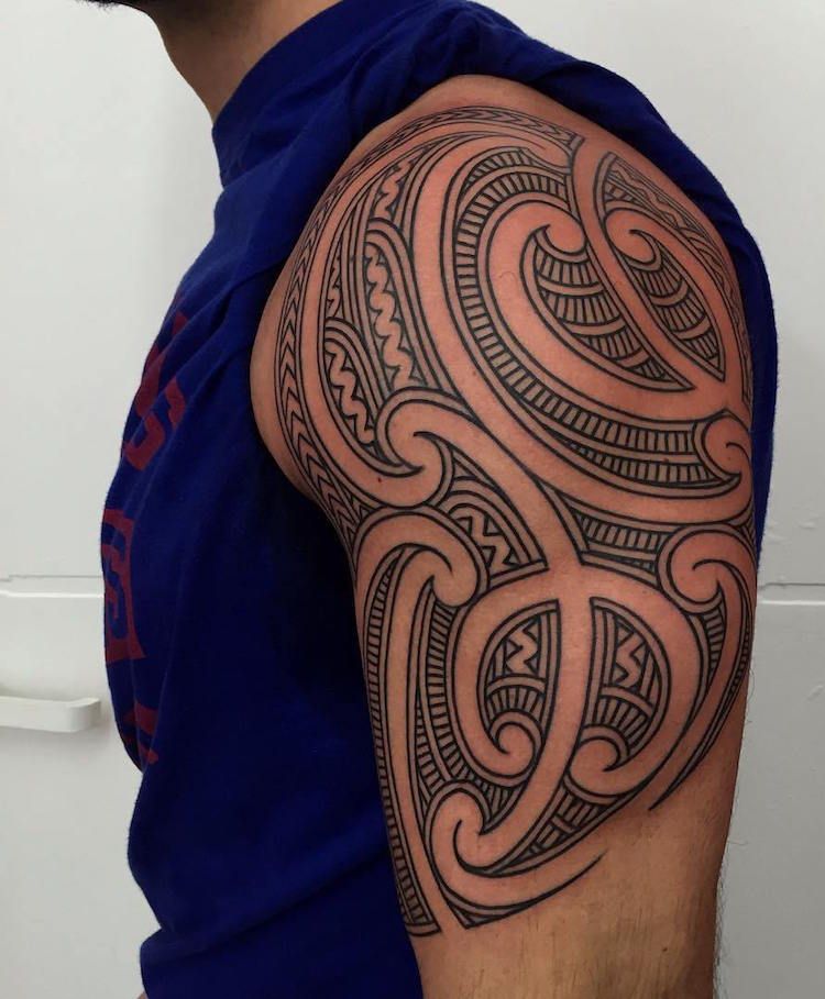 Tatuaje-brațe-bărbați-motive-tribale-negre-maori