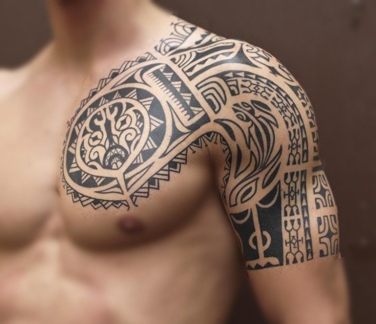 Tatuaj maori pe braț și piept pentru bărbați Tatuajul brațului superior manieră-motiv-tribal-maori-motiv-gecko-tiki-enata