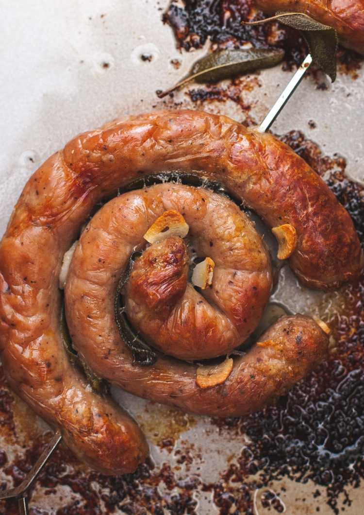 Bratwurst-wreath-formes-salvie-frunze-jamie-oliver