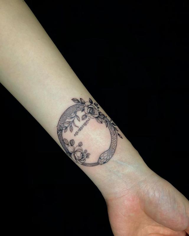 手首ウロボロスタトゥー1