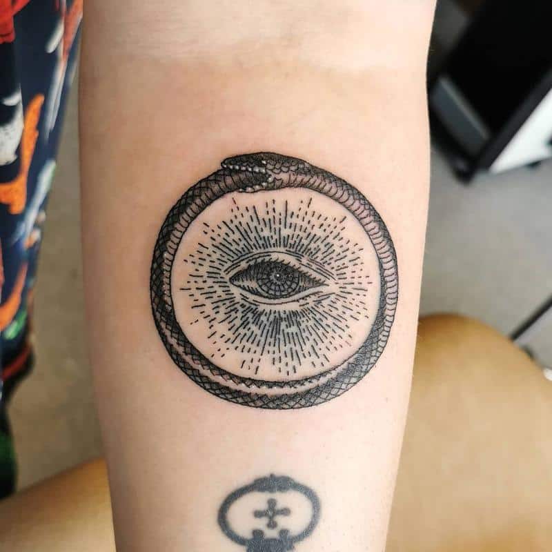 フリーメーソンのウロボロスのタトゥー2