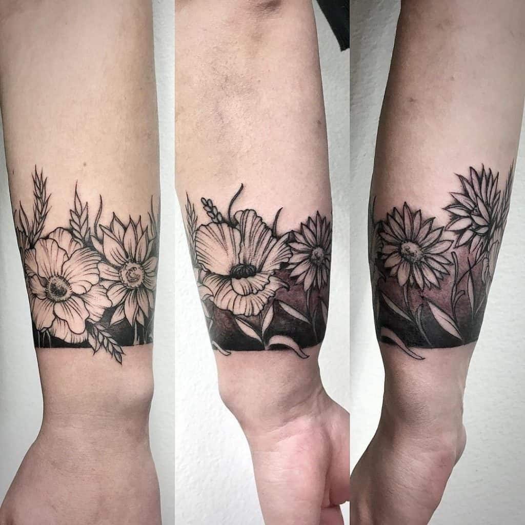 Tri muškarca pokazuju suncokret ruku pod ruku