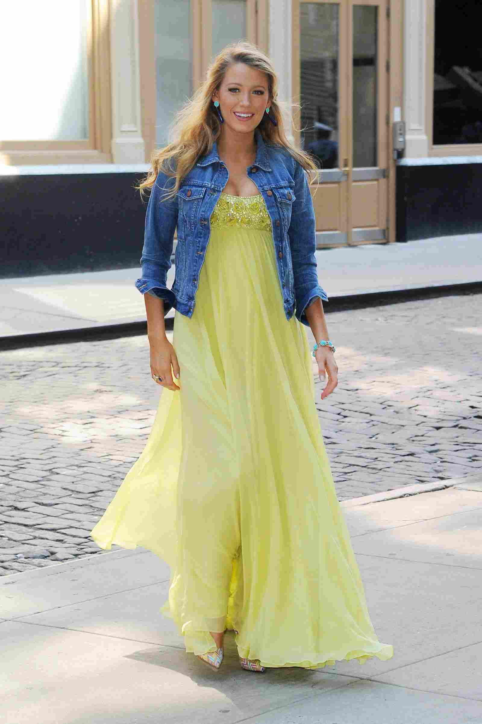 Tinute pentru sarcina rochie maxi galben neon culori geaca denim geaca tendinte moda vara